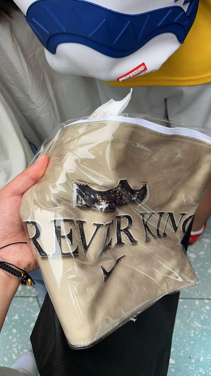 大雨滂沱！耐克给在万象城外等待老詹的球迷发放了定制版毛巾